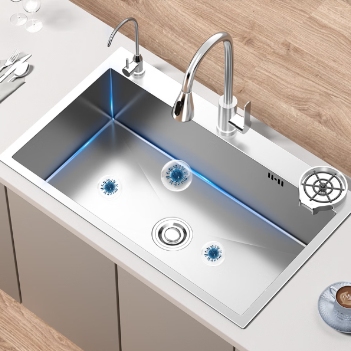 拉丝不锈钢水槽，展示正面外观